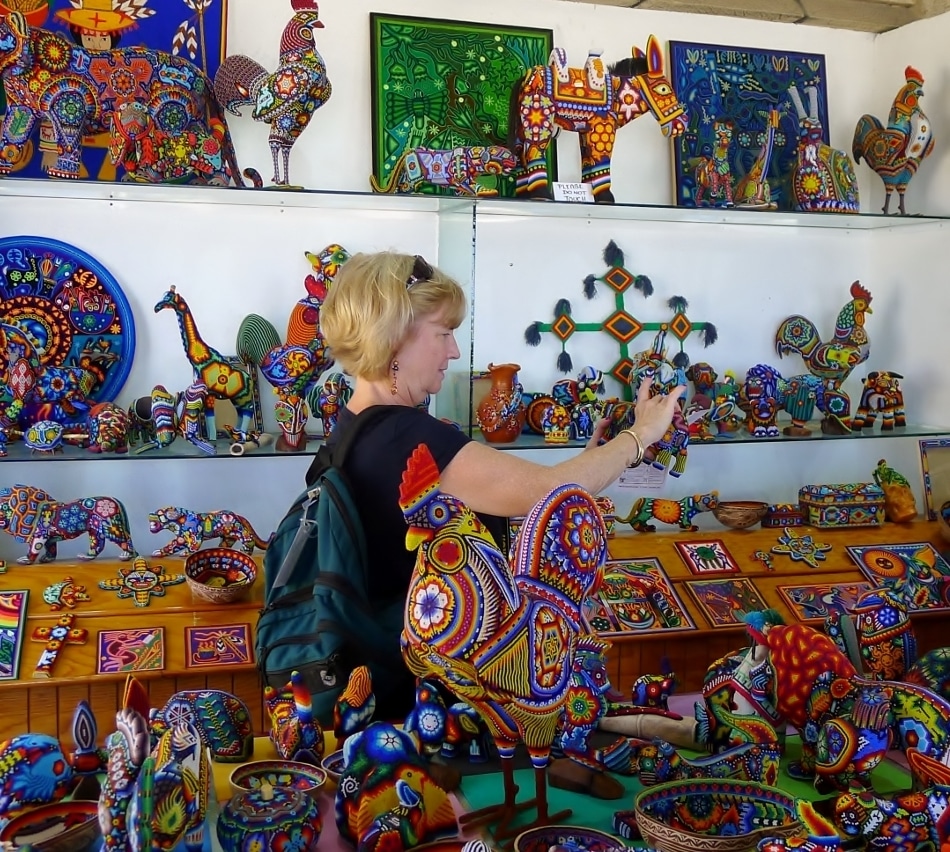 PV-4. Tourist checks out local artwork. Photo by Bob Schulman.